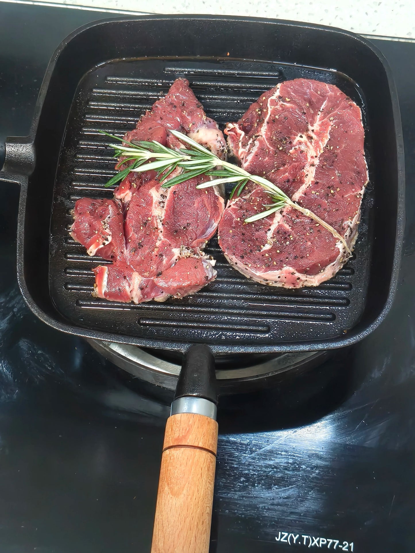 Sartén Grill de Hierro Fundido con Mango de Madera — Antiadherente Natural, Apta para Inducción y Gas